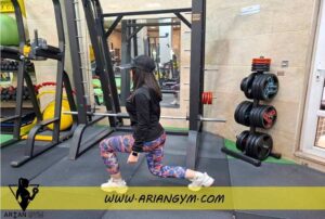 خانم در حال انجام حرکت لانگز