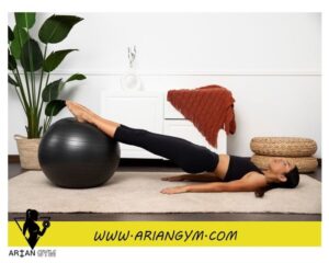 تمرین کشش همسترینگ با توپ سوئیسی برای زانو درد