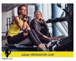 دو خانم در حال استراحت در باشگاه بدنسازی