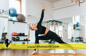 تصویر خانمی در حال انجام تمرین یوگا در بهترین باشگاه یوگا